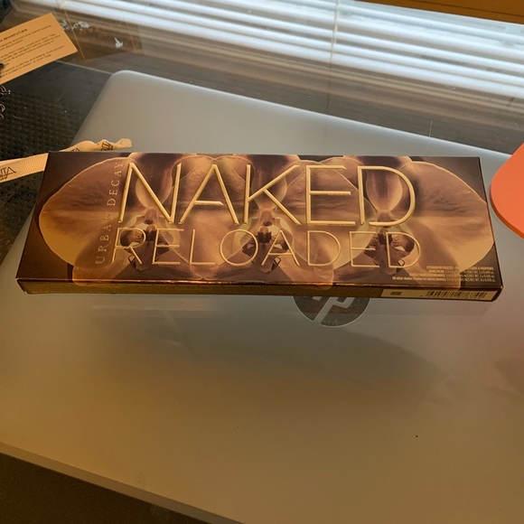 UD Naked Reloaded A versatile eyeshadow palette that redefines neutrals with 12 - Picture 4 of 5